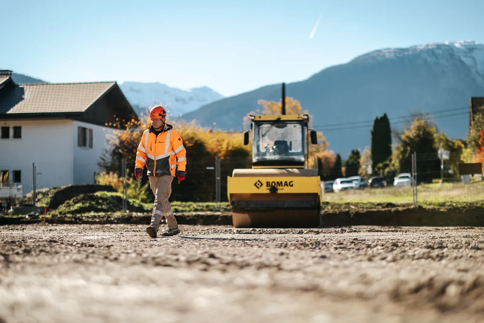 Pelle mécanique sur un chantier de démolition en Haute-Savoie