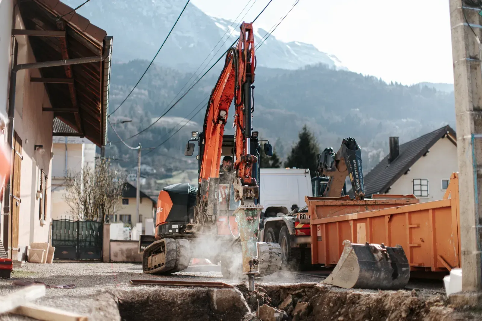 Pelle mécanique et camion-benne sur un chantier de démolition dans la Vallée de l’Arve