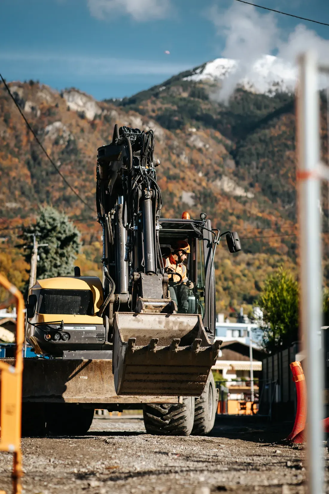Chargeuse du parc matériel Missillier TP sur un chantier de montagne