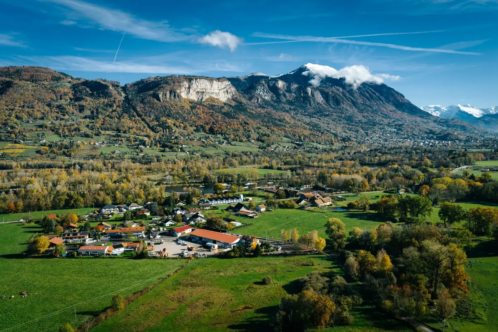 Vue aérienne de la Vallée de l'Arve depuis le dépôt Missillier TP à Arenthon, au cœur des montagnes de Haute-Savoie