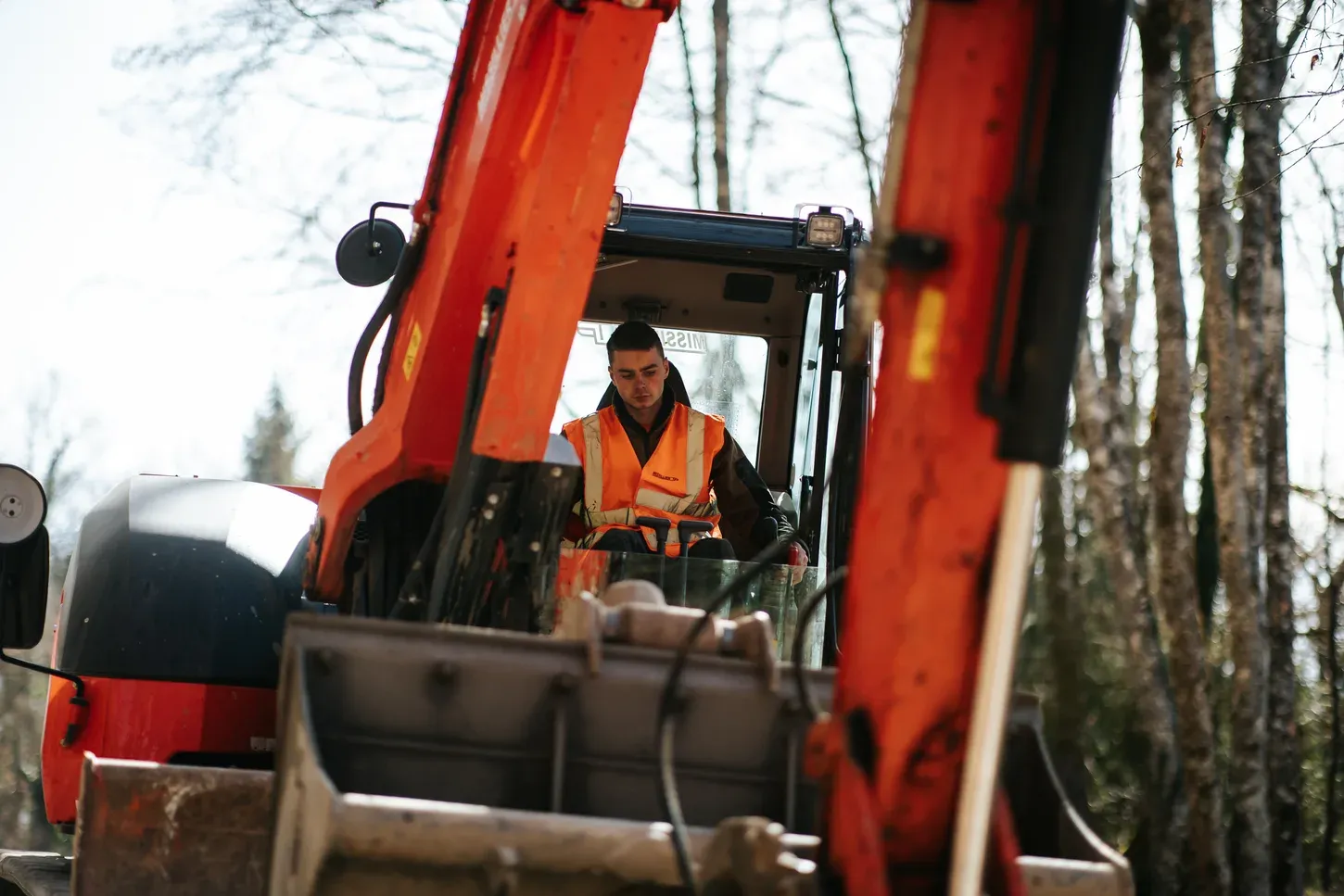 Conducteur d'engin Missillier TP formé aux travaux publics en pleine manœuvre en forêt