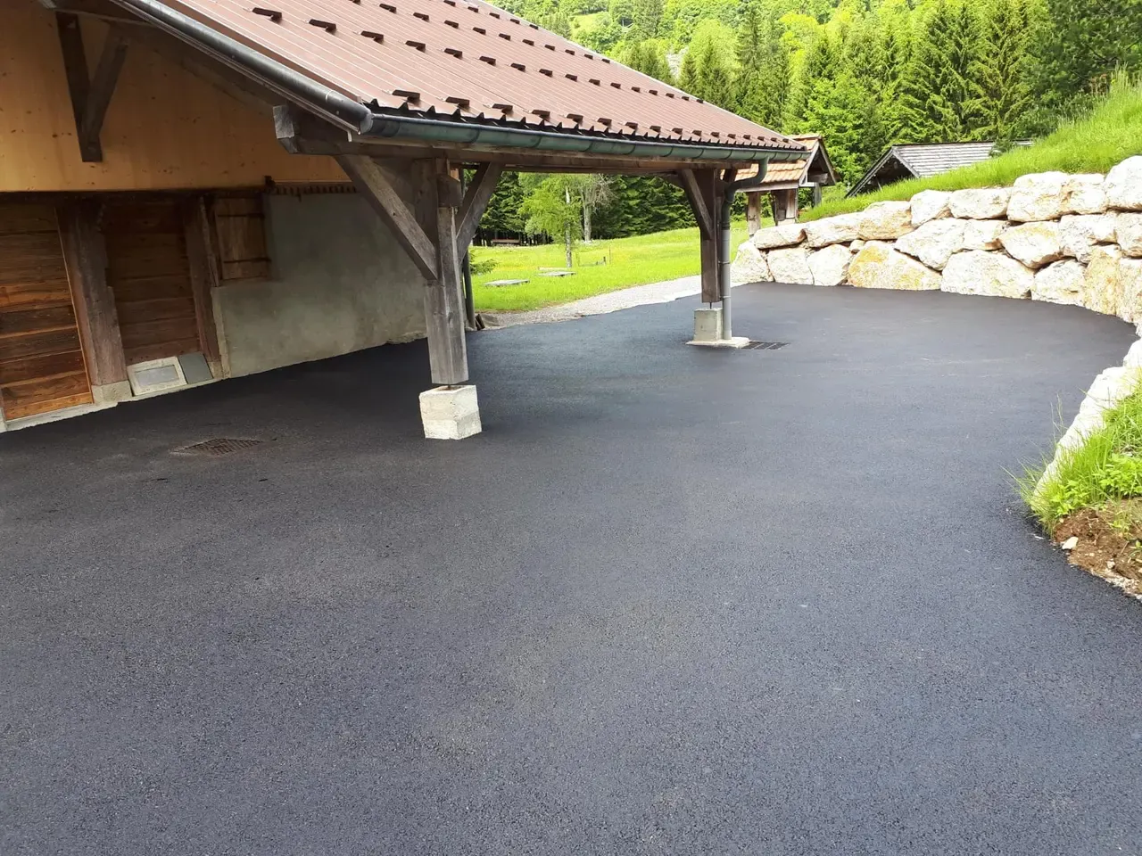 Carport et cour en enrobé réalisés par Missillier TP pour un particulier