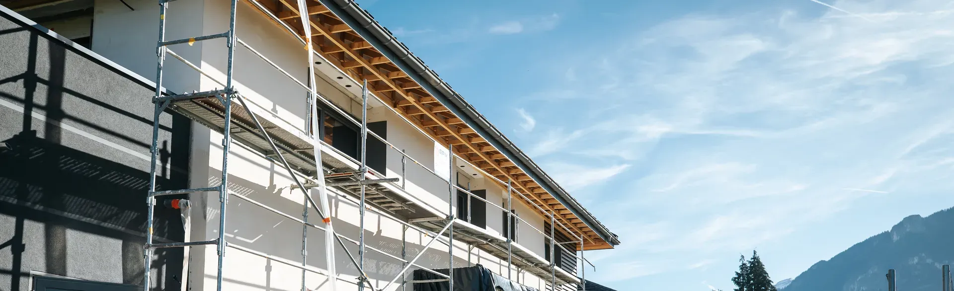 Charpente et toiture d’une maison en construction avec échafaudage, chantier Missillier TP