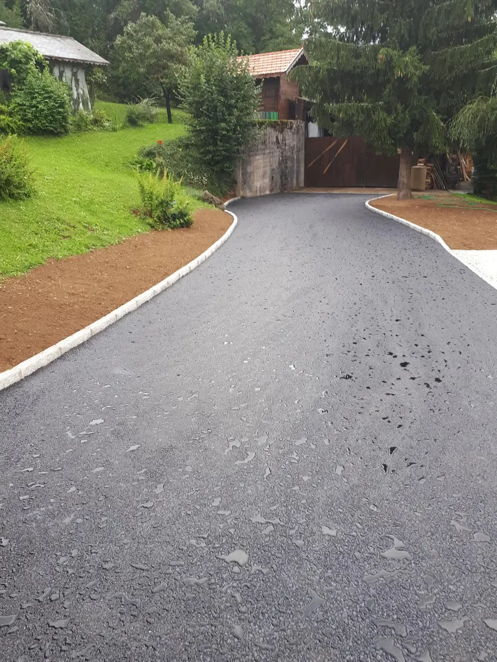 Allée d'accès en enrobé bordée de pavés, réalisation Missillier TP