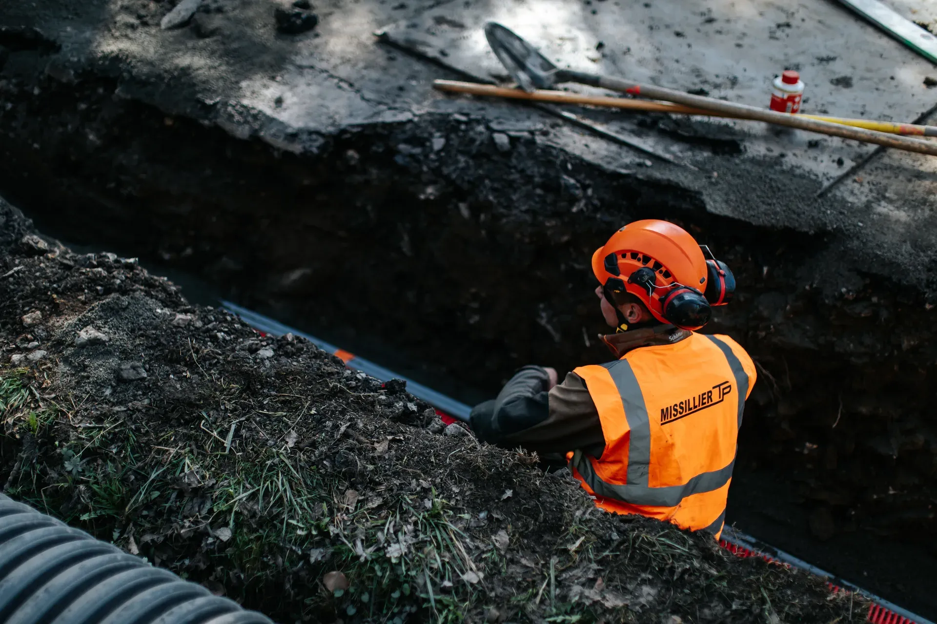Technicien Missillier TP réalisant un branchement de réseaux dans une tranchée, Vallée de l'Arve