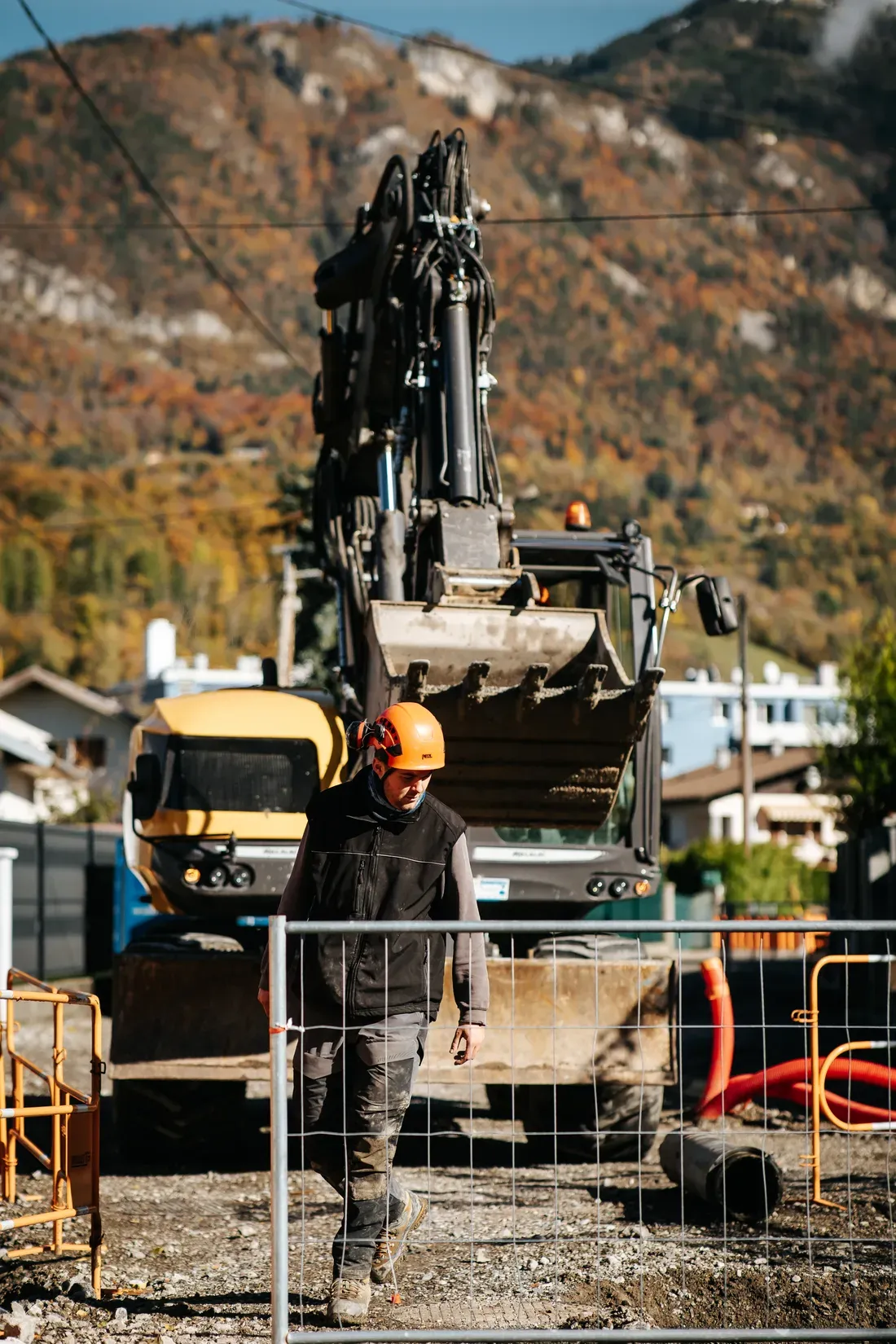 Pelle mécanique Missillier TP sur un chantier de VRD au pied des montagnes de la Vallée de l'Arve